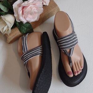 Sanuk sandal shoes for women size 5